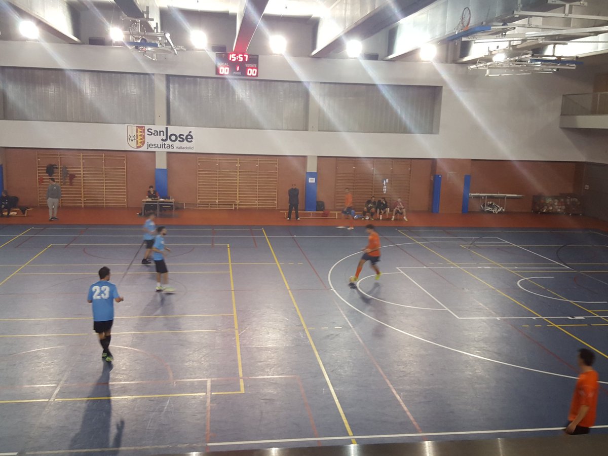 CDPinciaFS's tweet photo. Partido muy tenso hasta el momento, pocas ocasiones y mucho trabajo táctico en ambos equipos. Quedan 15 de la 1a. https://t.co/qDJFnLUd49