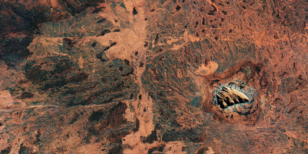 CNES's tweet photo. #MinuteSpatiale Uluru/Ayers Rock, vu par le satellite Sentinel-2A @CopernicusEU https://t.co/qhueHFh1pv https://t.co/1n4szx7QKP