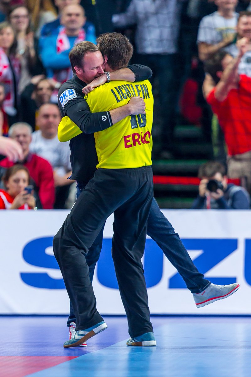 DHB_Teams's tweet photo. Wenn ein Bild mehr sagt als 1000 Worte! #GERRUS #wirfuerD #ehfeuro2016 @sportschau @sportDland @DKBHBL https://t.co/z81OCv8Om4