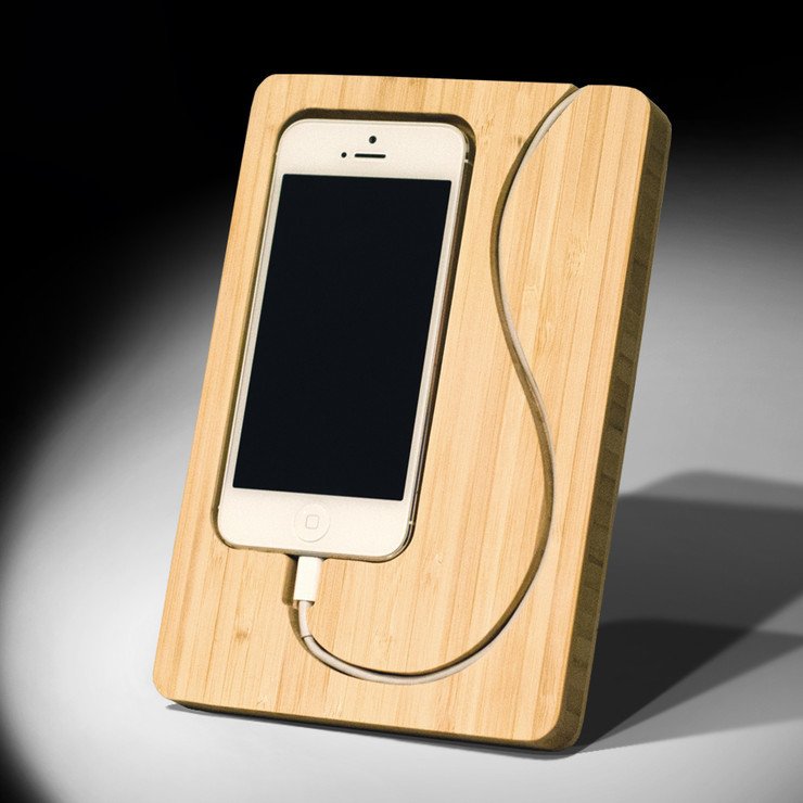 Inventables's tweet photo. File under Projects To Re-Make: this phone dock. https://t.co/y5L1MvoWFc https://t.co/2NYyuI649s