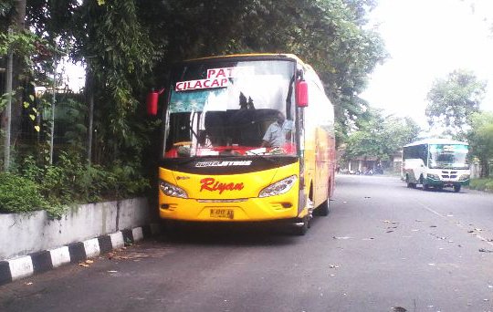 SukaFotoBis's tweet photo. RT @nizarzainury: Giwangan jogja, JBhd #adiputro #ayonaikbis #Bismania  @ramadhanputraal @RiyanTransport  https://t.co/f0bwXdmnLU