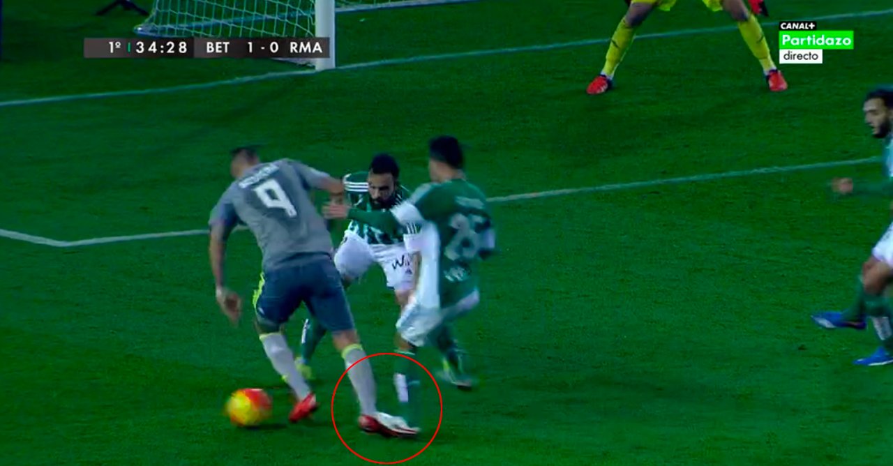 CZgsgbTWEAADe_3.jpg:large