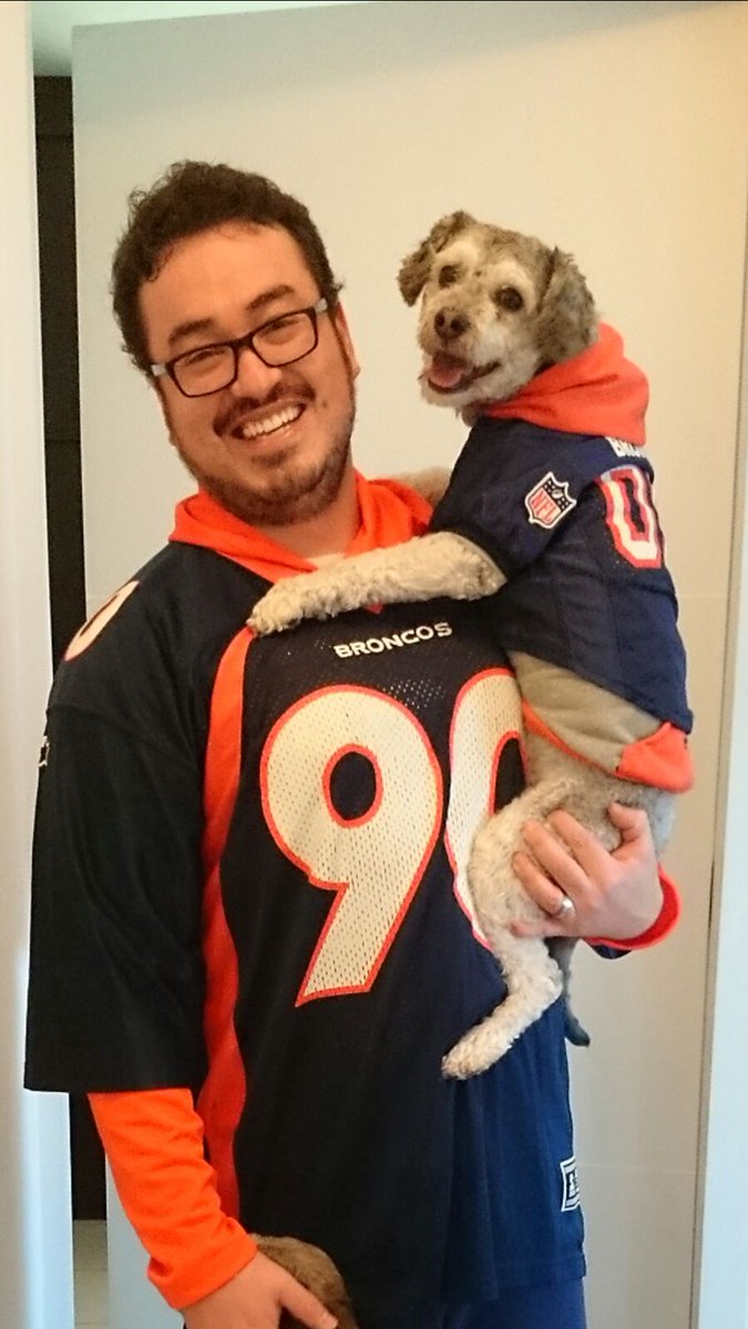 daviddenver7's tweet photo. Listos mis BRONCOS, mi Cacho y yo para ganar hoy en el #RitualNFL #ritual50quilates #aztecadeporte https://t.co/WK3cH8uCPw
