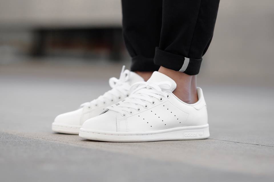 all white adidas stan smiths