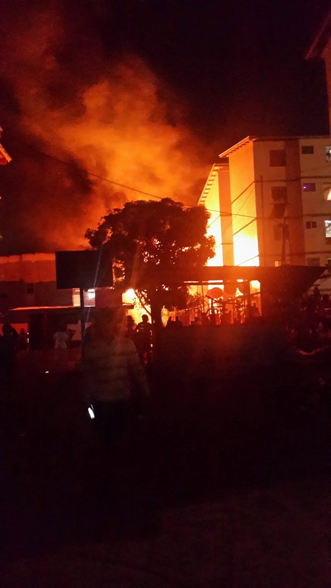 josemanuelmen19's tweet photo. @CastaliaPascual-Incendio en Calle 17-Santa Ana https://t.co/oTuT5JaYTD
