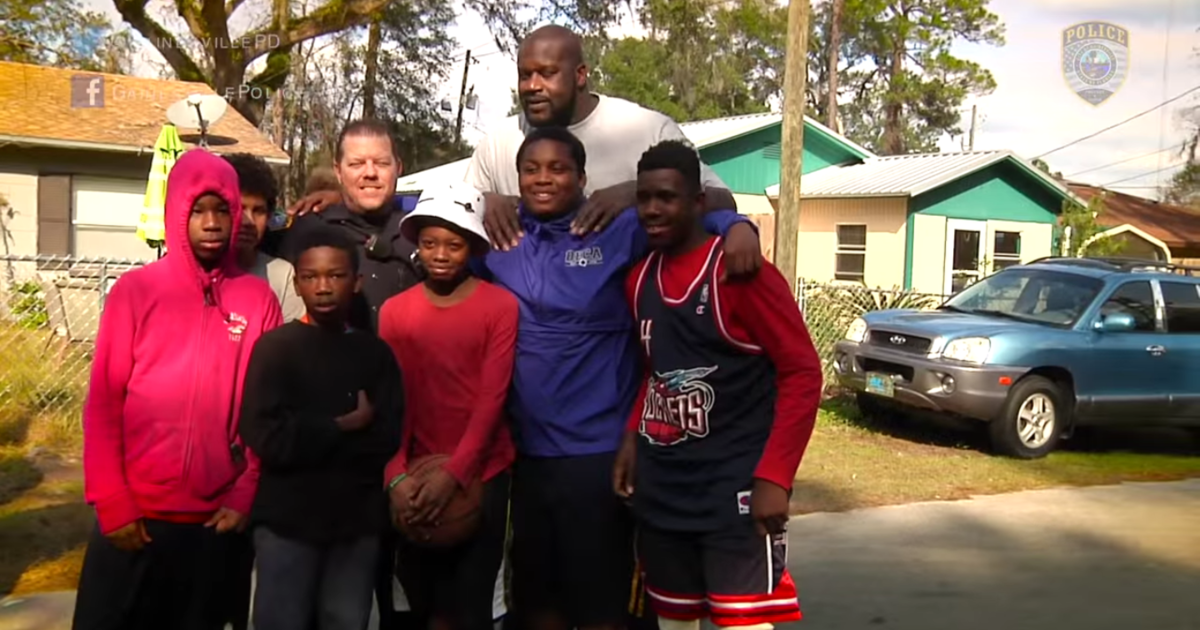 HuffPost's tweet photo. Shaquille O'Neal dropped in on a kids' basketball game with police https://t.co/I6CNw2b2ee https://t.co/UtsOPb9dmf