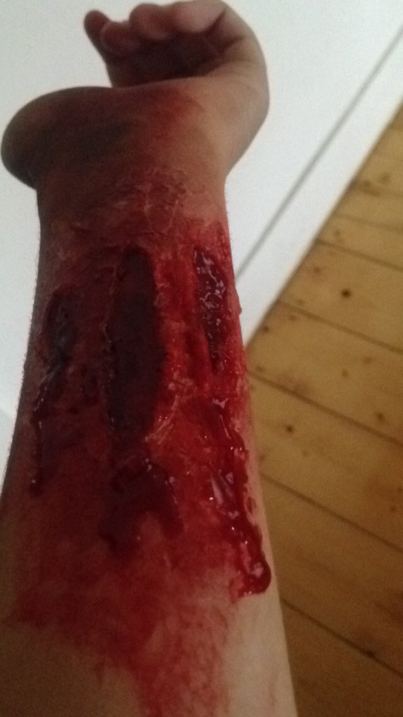 Michelleccxx's tweet photo. @Glam_And_Gore  got inspiration from your recent video 😂😜 https://t.co/scamCeIx2N