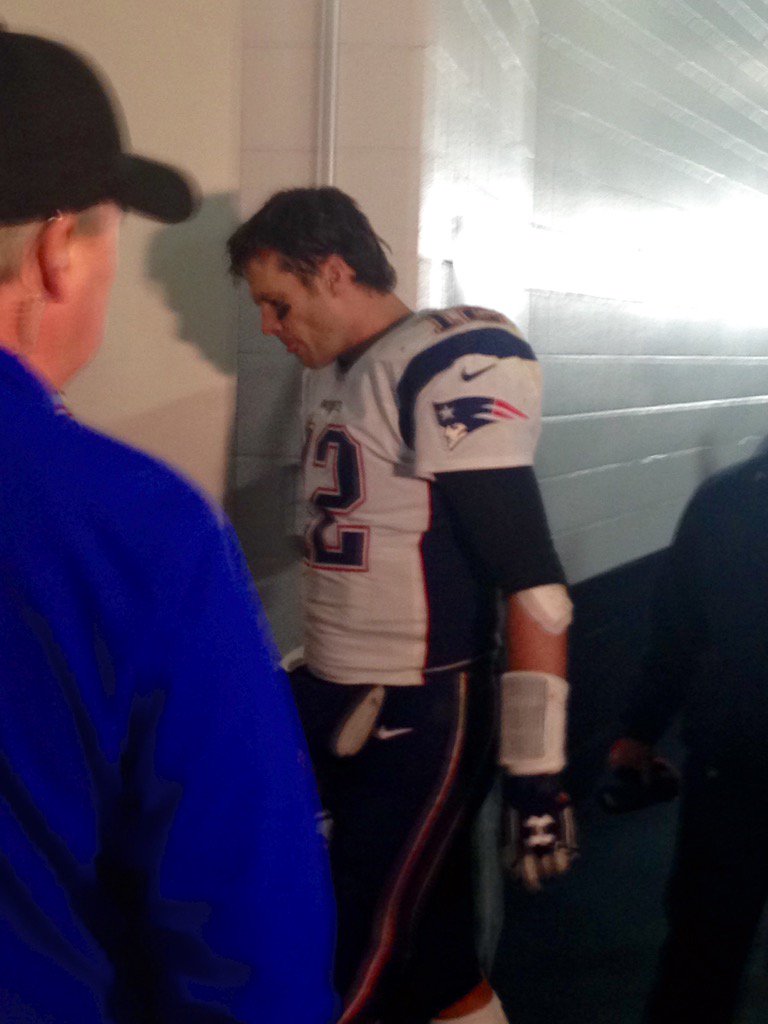 RochieWBZ's tweet photo. Tom Brady walking into #Patriots locker room after 20-18 #AFCChampionship loss to Broncos #wbz https://t.co/Py6UHTikpH