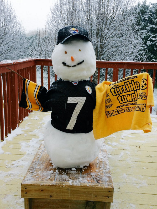 steelers's tweet photo. Thumpety thump thump,
Thumpety thump thump,
Look at these #SteelersSnowmen go.

⛄️ | https://t.co/mPDzBBw1Dk https://t.co/V3sTQdIxZi