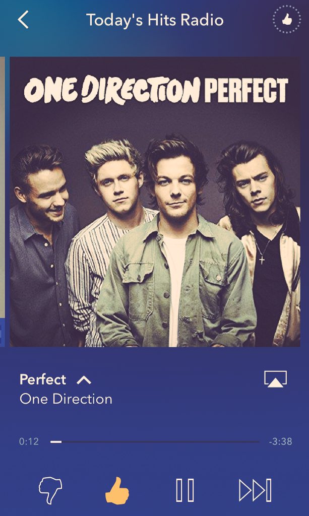 NatalieKind's tweet photo. What is Liam looking at?#RealFansGetIt #OneDirection #PerfectSingle https://t.co/j52mLphfRP
