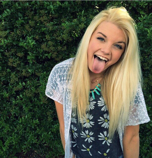 Utahsfinestt's tweet photo. A little shy but she is the realist most intelligent girl you will meet @taylorsbrandt1 https://t.co/poisI4dnk9