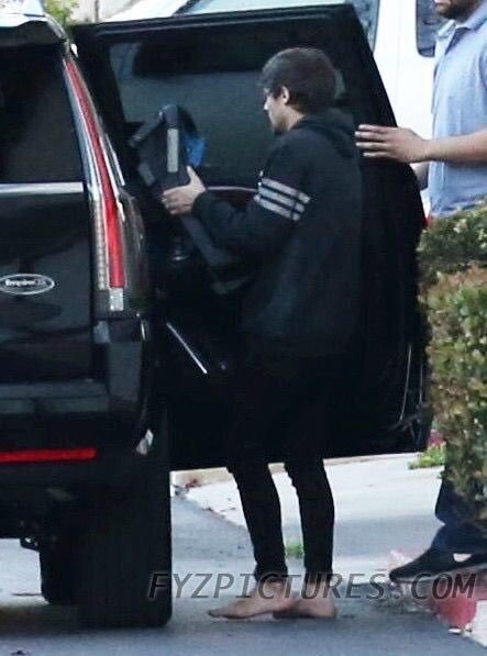 ineedmalikhug's tweet image. Lou wygląda słodko 😍Schował coś do auta też spoko  😎 Ale kto mi powie DLACZEGO ON JEST NA BOSO 👣 👣 👣 👣 👣