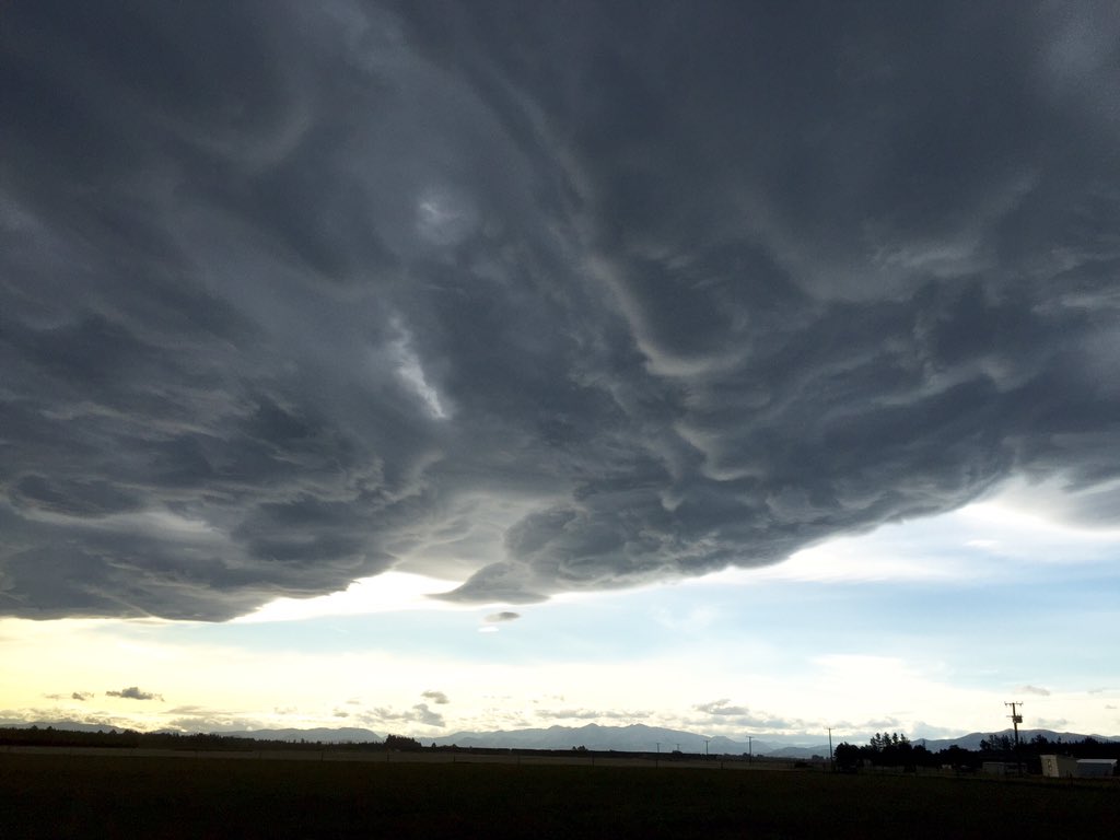 wigglehorse's tweet photo. When the day just vanishes, be sure to take 5 to enjoy what's in front of you #thankgodimacountrygirl #cloudwatchin https://t.co/uNYEFhgwud
