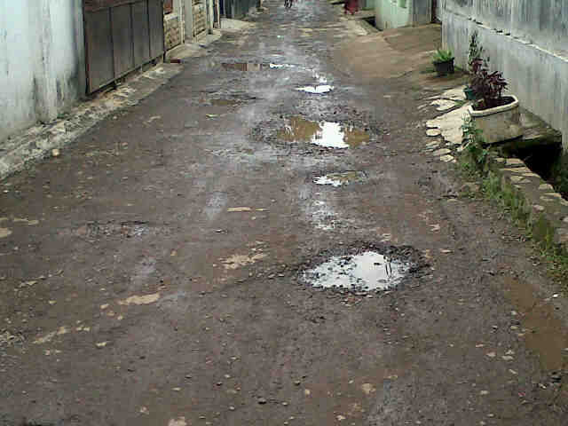 nyungkeun perhatosanna pa <a href="/ridwankamil/">Ridwan Kamil</a> @distarcipBDG irha sumping ka jl. <a href="/babakan_cianjur/">- Babakan Cianjur -</a> kumrgi jlnna tos rusak psn