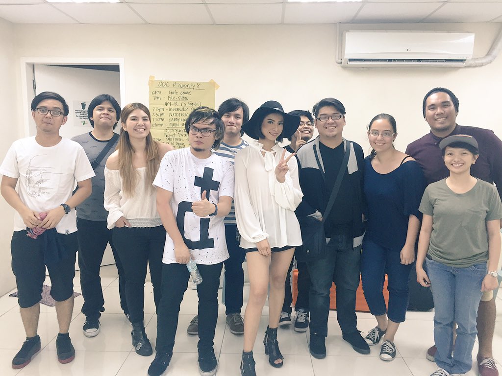 glaizaredux's tweet photo. Maraming salamat @AutotelicMusic at @MOONWLKmanila for sharing your wonderful music last night! Saya 😁 https://t.co/AcTRiWhGDH