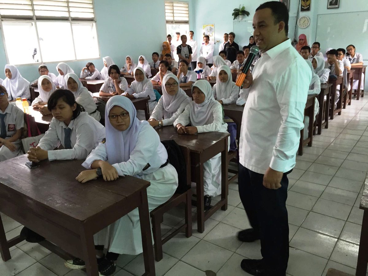 Kemdikdasmen's tweet photo. Mendikbud @aniesbaswedan pagi ini (25/1/2016) kunjungi SMA Negeri 8 Cireunde,Tangerang Selatan https://t.co/Ko4uyAMVJN