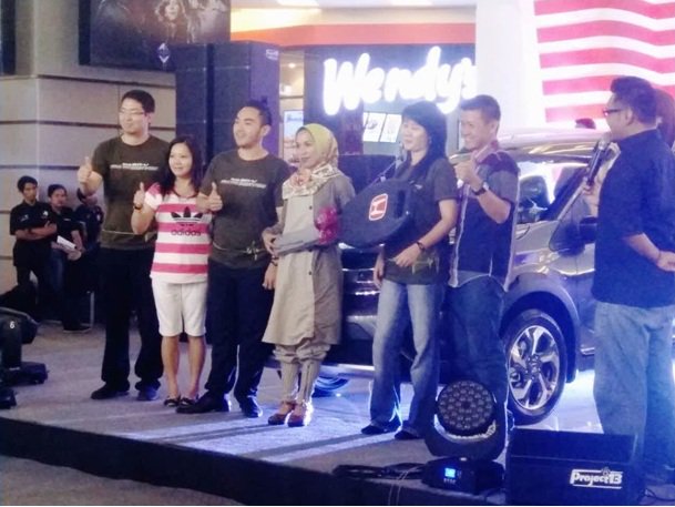Honda lakukan penyerahan perdana 25 unit Honda BR-V kepada konsumen di Trans Studio Mall Makassar, Sabtu, 23-1-2016