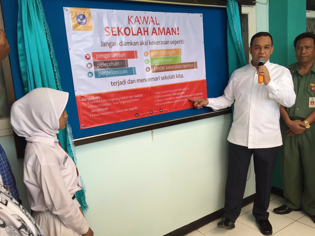 Kemdikdasmen's tweet photo. Mendikbud lakukan sosialisasi "Sekolah Aman" dan jalur pengaduannya, di SMAN 8 Tangerang Selatan, pagi ini (25/1). https://t.co/ElNDAiKI64