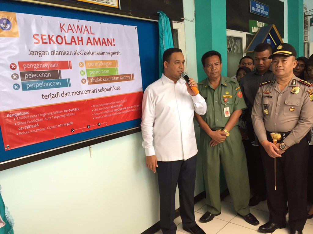 Kemdikdasmen's tweet photo. Mendikbud lakukan sosialisasi "Sekolah Aman" dan jalur pengaduannya, di SMAN 8 Tangerang Selatan, pagi ini (25/1). https://t.co/ElNDAiKI64