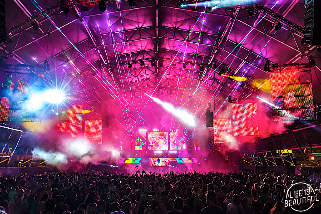 lifeisbeautiful's tweet photo. Do you remember dancing underneath the lights? 🎇✨ #LifeIsBeautiful2015 https://t.co/hCU1MD3ris