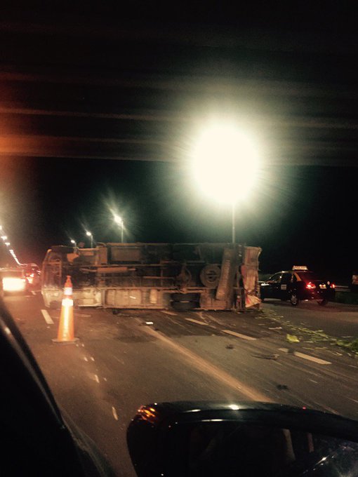 Choque y vuelco en Autopista Buenos Aires-La Plata km 27 mano a Capital. Dos camiones. Solo funciona