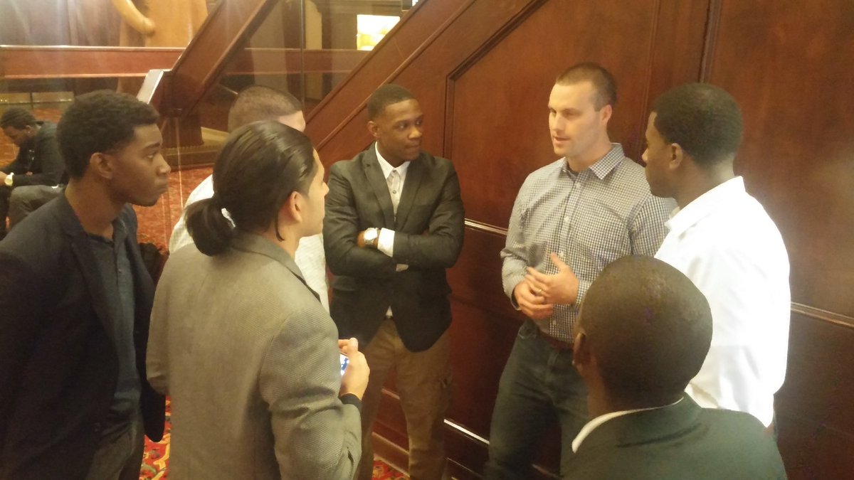 urti_mzc's tweet photo. Thanks @John_Resch for sharing with the #HelzerTeam on what its like to be part of an Emerald going Diamond team. 💎☝ https://t.co/BSKAYcYtcy