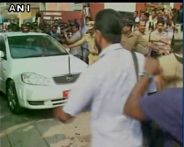 CNNnews18's tweet photo. Football legend Ronaldinho has a narrow escape in Kerala after a traffic signal collapses in front of his vehicle https://t.co/JX5MUhpGU2