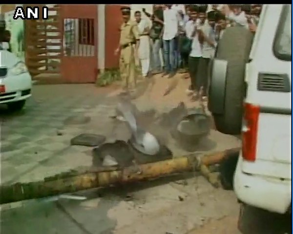 CNNnews18's tweet photo. Football legend Ronaldinho has a narrow escape in Kerala after a traffic signal collapses in front of his vehicle https://t.co/JX5MUhpGU2