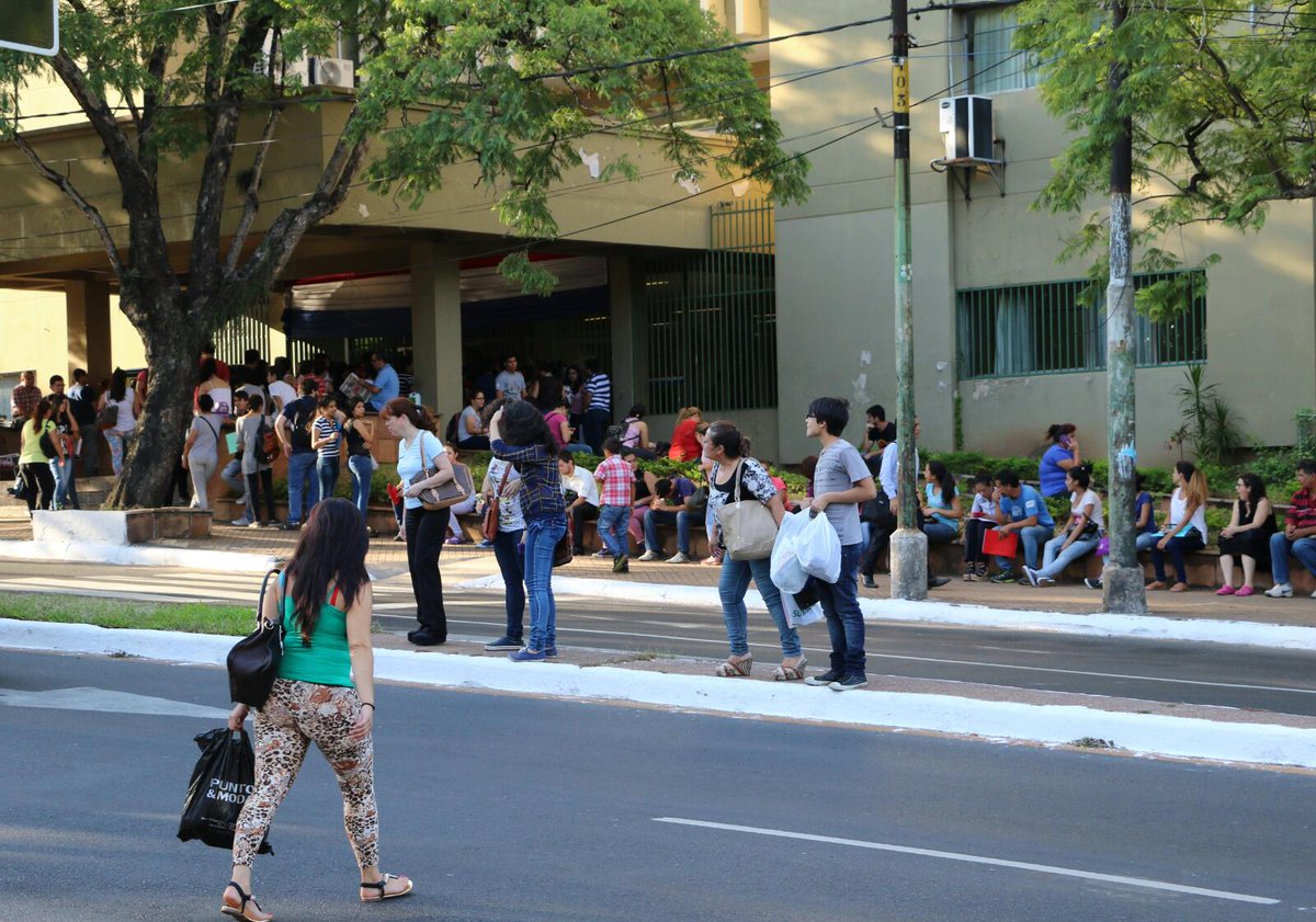 LaNacionPy's tweet photo. Postulantes para curso de idiomas en el Ministerio de Defensa. (AHORA) https://t.co/5sSkiTJrte