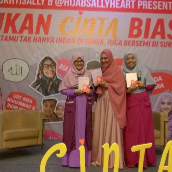 Launching Diary Cinta Sally karya Ayu <a href="/Momalula/">Ayu</a> @UkhtiSally  bit.ly/1NtUWJb