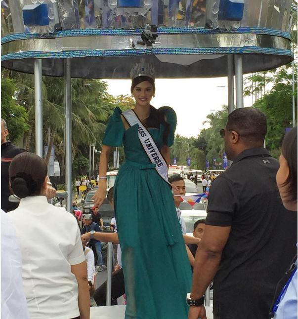 The Confidently beautiful Miss Universe @PiaWurtzbach in an Albert Andrada emerald green Filipiniana gown. ctto The Confidently beautiful Miss Universe @PiaWurtzbach in an Albert Andrada emerald green Filipiniana gown. ctto