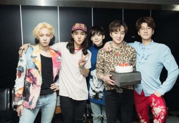 republicoftsina's tweet photo. I JUST CAN'T!!! LONG HAIRED MINO!!!!! #EXITMOVEMENT #WINNER #winnerBTS https://t.co/CU9un2uFaA