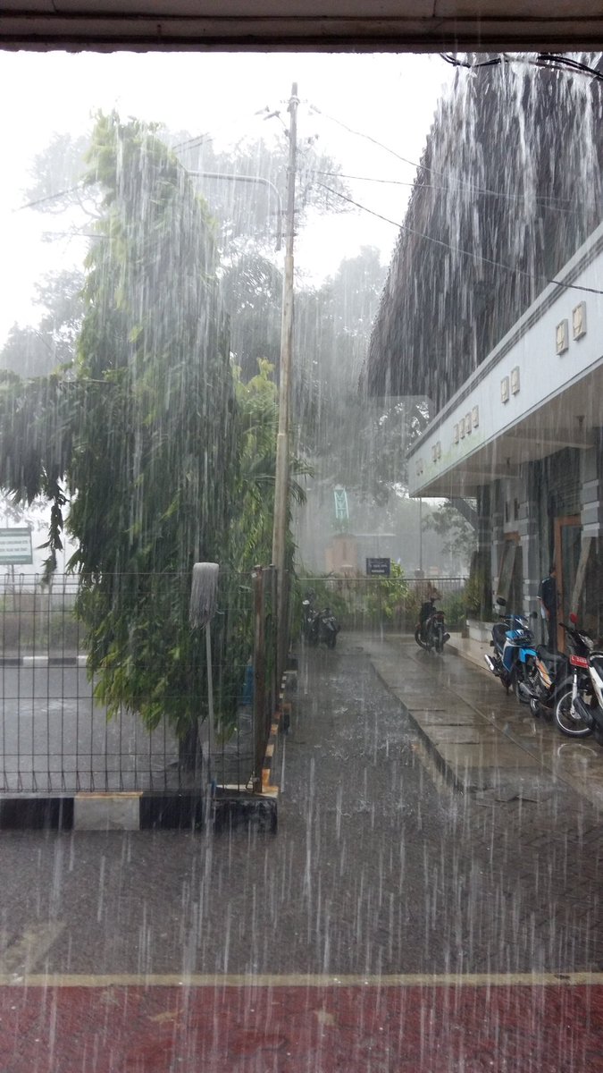 Hujan deras sekali daerah Pegirian seputar Ampel Sidotopo.