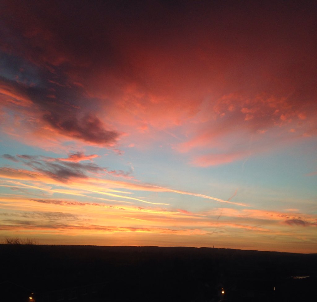 TheJsBlogpost's tweet photo. When the morning sky looks like this 🙂 #morningskies #MondayMorning #StartTheWeekGreat https://t.co/Kz8zZPaZG0