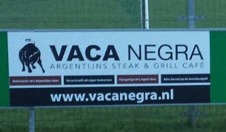 zwolscheboys's tweet photo. Nieuw sponsorbord van Vaca Negra Argentijns Steak &amp; Grill café @VacaNegraGrill https://t.co/pTcCGXBbKw