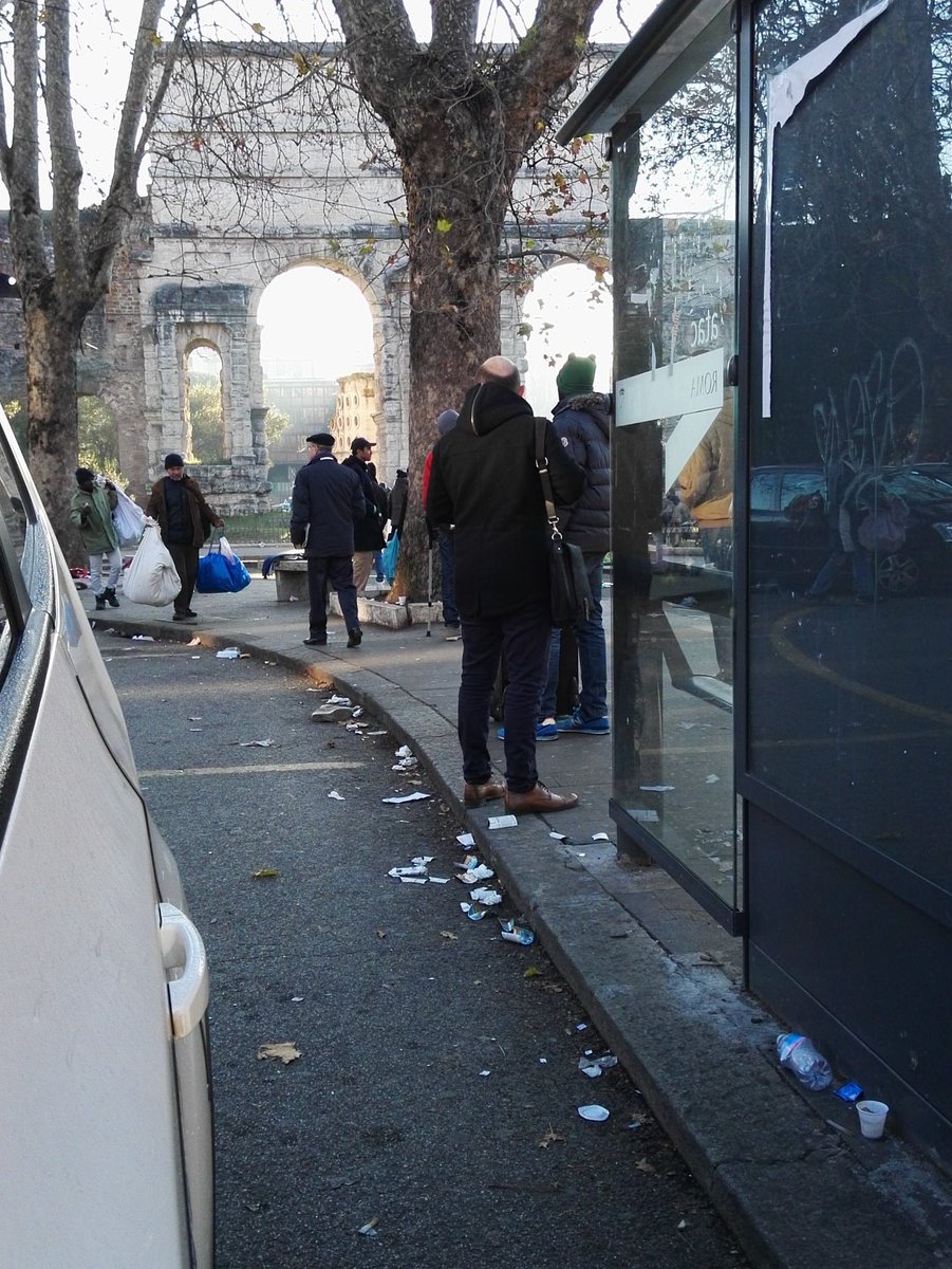 Probabile arrivo delle FdO, inizia la fuga del mercatino della monnezza a Porta Maggiore <a href="/romafaschifo/">Roma fa schifo</a>