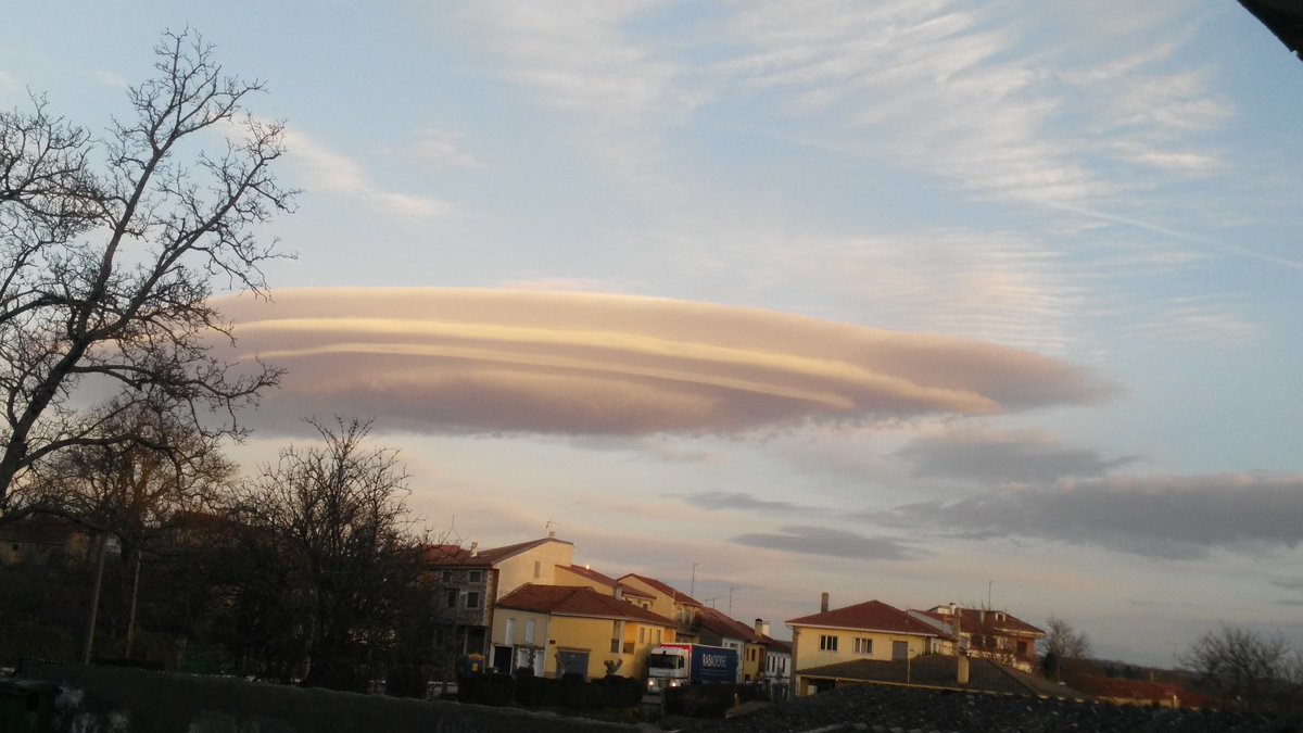 isaroal's tweet photo. @ElTiempo_tve estas son las nubes que había hoy en Linares de Riofrio(Salamanca).......rariiiiisimas https://t.co/FAwvmNITuy