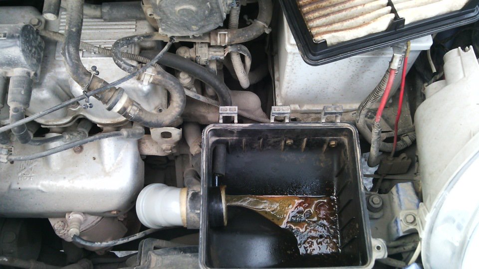 Масло в воздушном фильтре причины. Масло попадает в воздушный фильтр причина. Скоба воздушного фильтра акцент. Масло для воздушных фильтров. Масло в гофре воздушного фильтра ваз 2115.