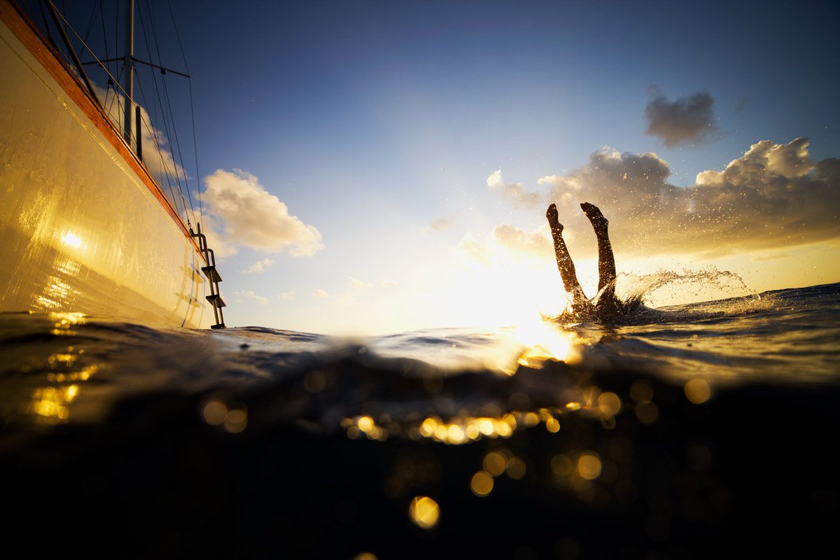 Roxy's tweet photo. Ten toe salute to a new week #ROXYsurf https://t.co/6aZT06Ufps