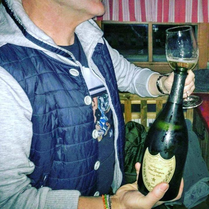 Fabio_TNT's tweet photo. Après ski Murin Corvara.Wearing the right t-shirt.
#style #seetees #t-shirt #domperignon
https://t.co/KGV042XPCI https://t.co/ya35QWMdAs