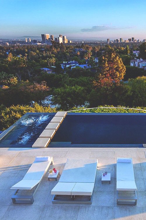 MoneyTelevision's tweet photo. What would you do to wake up to a view like this? https://t.co/c8pQt03DwY