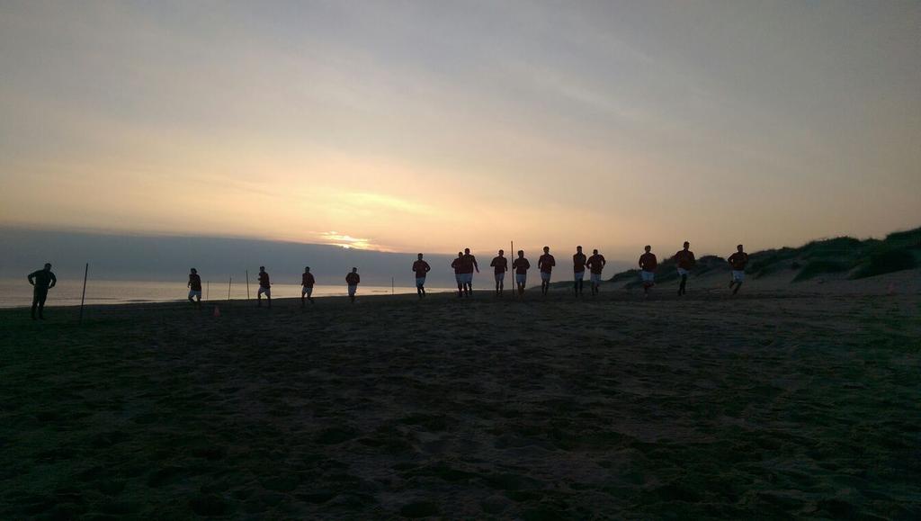 Rote_Teufel's tweet photo. Letztes Training bei Sonnenaufgang im spanischen Oliva. #Betze #FCKole #FCK https://t.co/ba7pMuzNOR