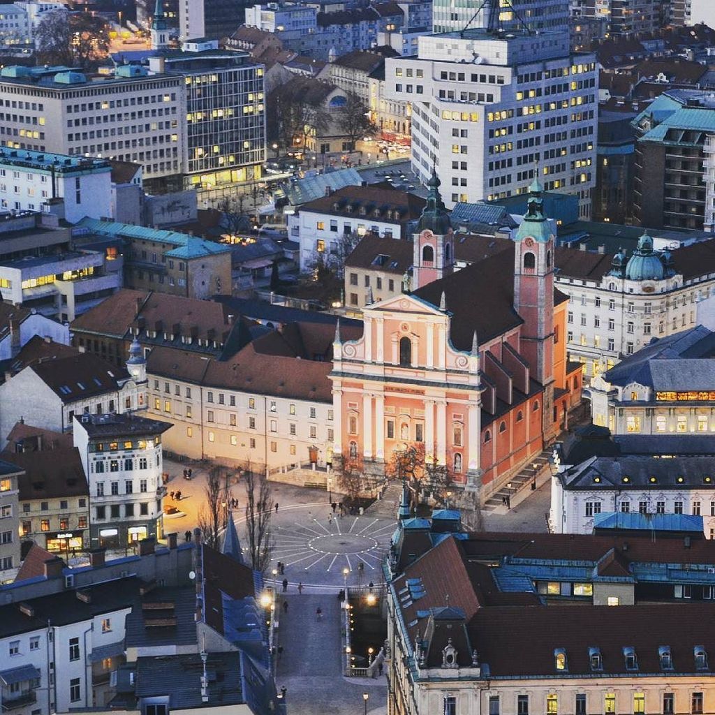 GeaGoSi's tweet photo. Ljubljana, ki nikdar ni zaspana...💡 Uspešen začetek tedna!💪
#geago #ljubljana #slovenija #… https://t.co/osAka0BhKp https://t.co/ezoS9thoNw