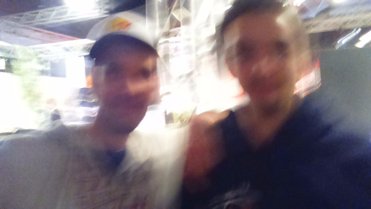 Z3rberu5's tweet photo. @GuyLikesGames Was passiert wenn man einen Fremden das einzige Erinnerungsfoto machen lässt. #beanshack #Outsourcing https://t.co/b2E9bqNmjN