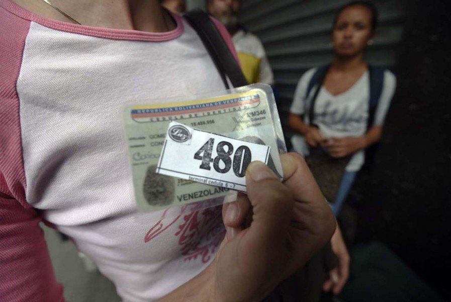 Colas, escasez, contrabando…las fotos de la realidad venezolana que dan la vuelta al mundo bit.ly/1nGmsyo