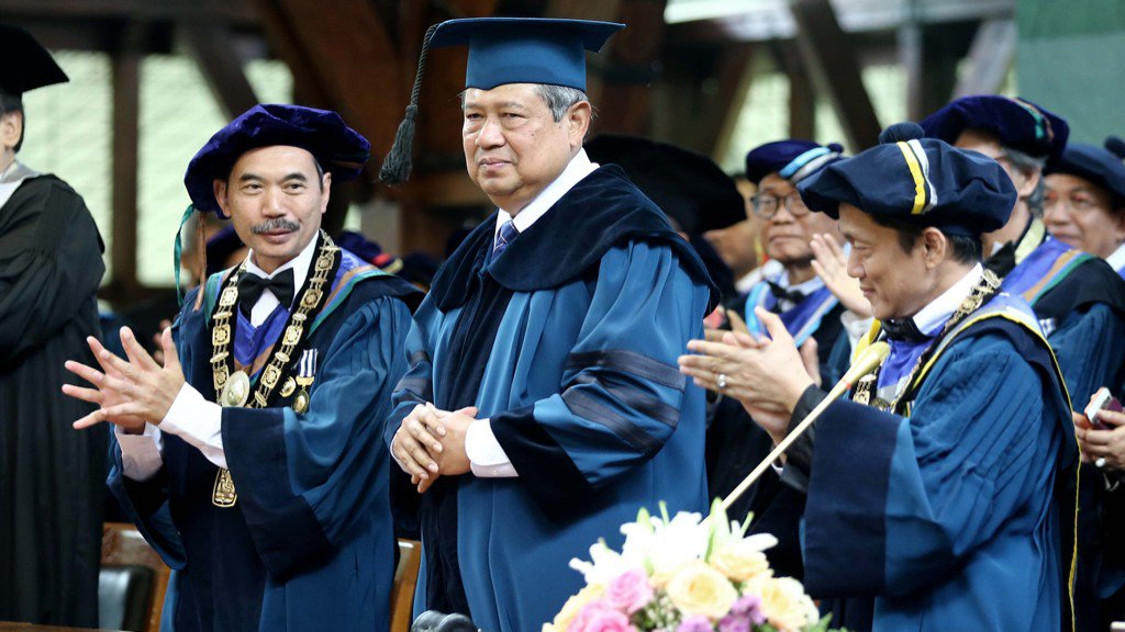 Menerima Doktor Kehormatan bidang Pembangunan Berkelanjutan dari Institut Teknologi Bandung, di Kampus ITB.