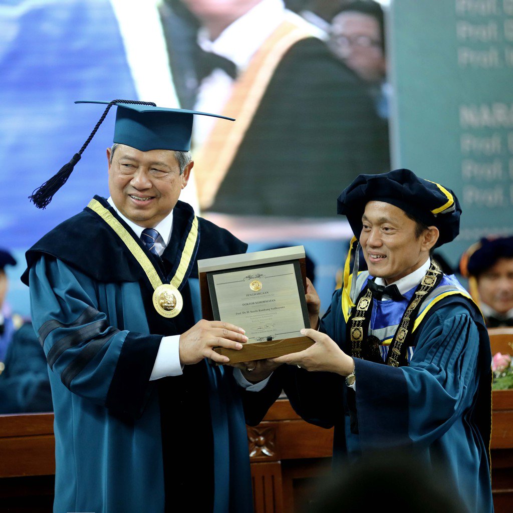 SBYudhoyono's tweet photo. Menerima Doktor Kehormatan bidang Pembangunan Berkelanjutan dari Institut Teknologi Bandung, di Kampus ITB. https://t.co/NZogA0YHnb
