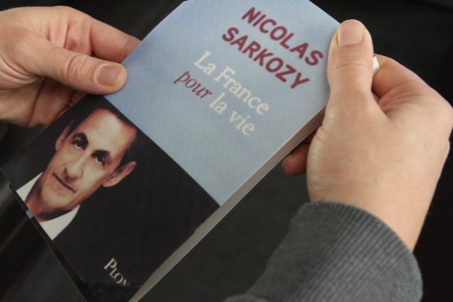 franceinter's tweet photo. Les hommes politiques écrivent-ils des livres pour s’incruster dans les médias ? https://t.co/OgzfcSptLa #InstantM https://t.co/ClqB2QSwAQ