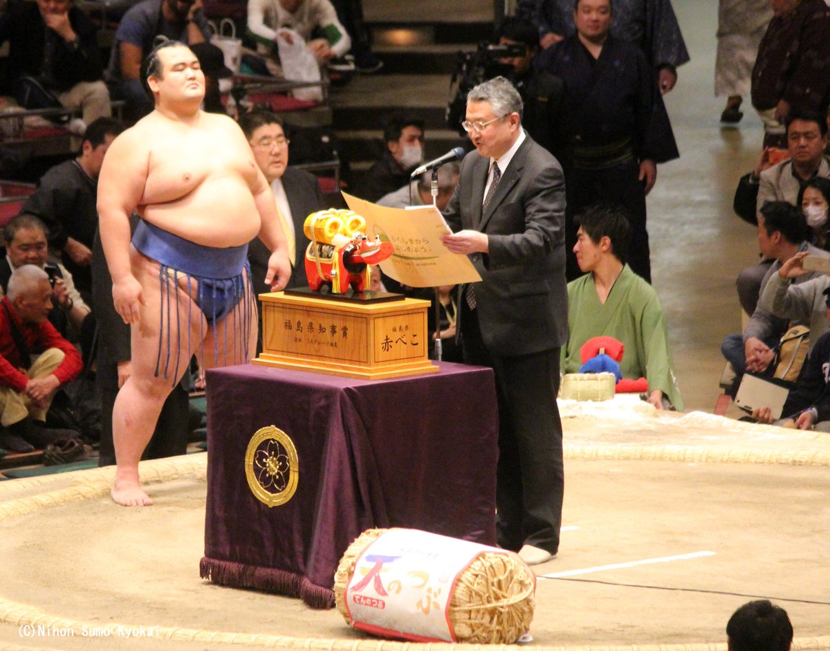 日本相撲協会公式 Twitterren 一月場所表彰式 優勝した琴奨菊に 東京新聞 東京中日スポーツ賞 大分県椎茸農協賞 福島県知事賞 Sumo Https T Co 8av7oclgp7