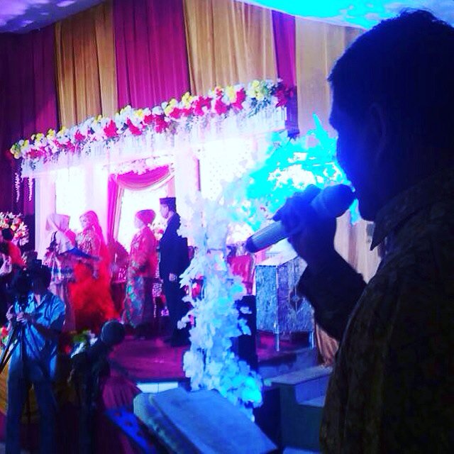 sjafeikahar88's tweet photo. Setembang lagu untk sang mempelai @detikcom @Metro_TV @PlazaButon @info_sultra @kendarinews https://t.co/K7WewD9NWQ